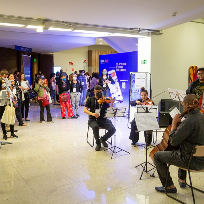 Intervenção artística Orquestra Filarmônica Sinos Azuis. | Crédito: Marcelo Nakano
