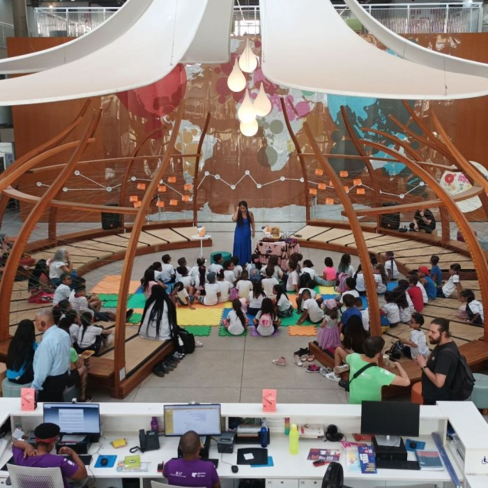 Mari Bigio no módulo Contação de Histórias, na BVL, em São Paulo (Foto: Livia Brito)