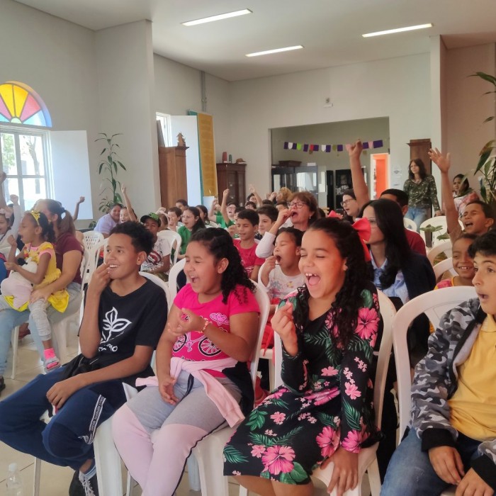 Contação de histórias com Mari Bigio na biblioteca de Itu (foto: Beatriz Nagai)