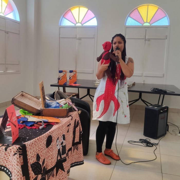 Contação de histórias com Mari Bigio na biblioteca de Itu (foto: Beatriz Nagai)