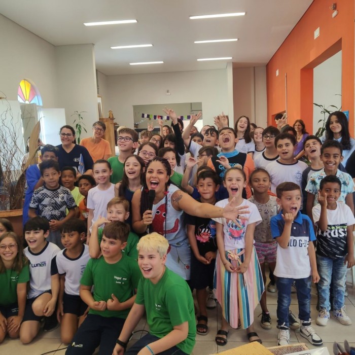 Contação de histórias com Mari Bigio na biblioteca de Itu (foto: Beatriz Nagai)