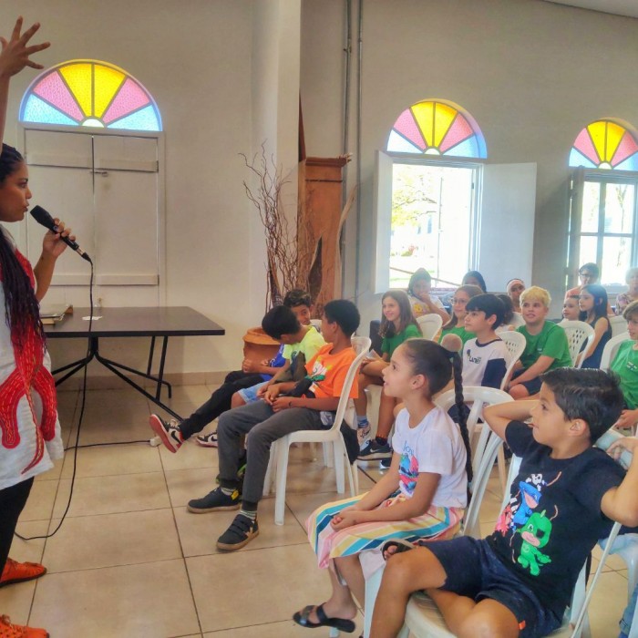 A contadora de histórias Mari Bigio se apresenta na biblioteca de Itu (foto: Beatriz Nagai)