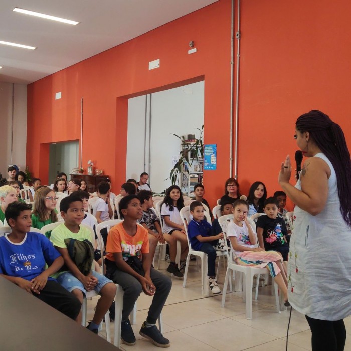 A contadora de histórias Mari Bigio se apresenta na biblioteca de Itu (foto: Beatriz Nagai)