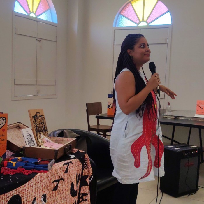 A contadora de histórias Mari Bigio se apresenta na biblioteca de Itu (foto: Beatriz Nagai)